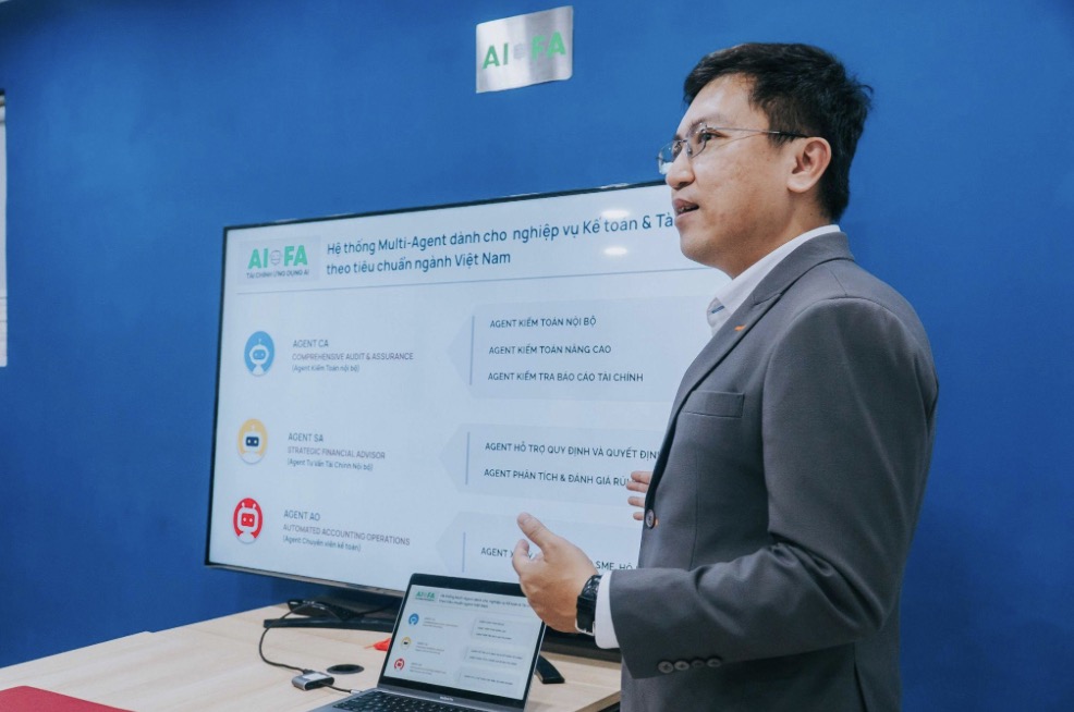 AIFA mắt AI kiểm tra tài chính – kế toán chuẩn Việt Nam: Tự động hóa nghiệp vụ, giảm thiểu sai sót TechTimes Vietnam Phát biểu tại sự kiện ra mắt, ông Trịnh Hồng Khánh – Chủ tịch Hội đồng Quản trị AIFA – giới thiệu về sản phẩm: “Chúng tôi tích hợp sẵn hơn 60 quy trình kiểm tra thường gặp, giúp đánh giá các sai sót và bất thường trong dữ liệu kế toán, đồng thời mang lại trải nghiệm làm việc tự nhiên nhờ giao diện dạng trò chuyện thông minh. Người dùng có thể tùy chỉnh, lưu lại các quy trình đã huấn luyện, từ đó tái sử dụng nhanh chóng cho các kỳ kiểm tra sau.”