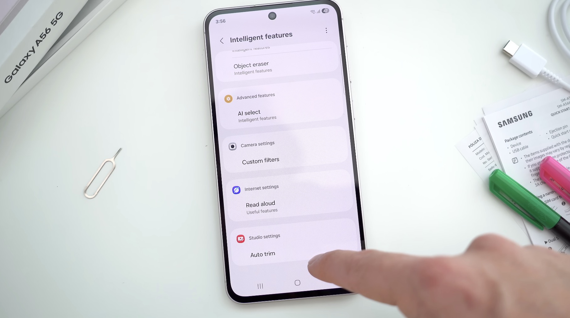 Samsung Galaxy A56 5G - Đè bẹp đối thủ với AI vô đối và màu hồng phấn táo bạo TechTimes Vietnam Hệ thống camera của Galaxy A56 5G gồm cảm biến chính 50MP, ống kính siêu rộng 12MP và macro 5MP, cùng camera selfie 12MP cải tiến về màu sắc và chi tiết. Tính năng Nightography giúp chụp ảnh ấn tượng trong điều kiện thiếu sáng, vượt xa OPPO Reno14, vốn gặp vấn đề về nhiễu hạt trong ảnh đêm dù có AI Flash Photography. Tính năng Object Eraser và Best Face của Samsung mang lại kết quả chỉnh sửa tự nhiên, trong khi AI Recompose của OPPO Reno14 thường tạo ra các mảng mờ không mong muốn.