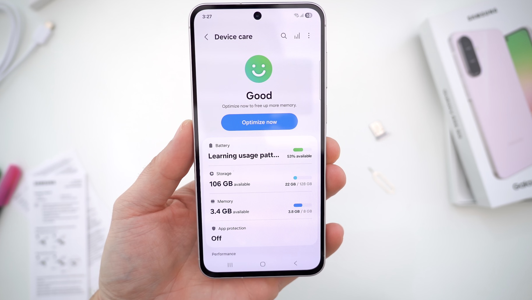 Samsung Galaxy A56 5G - Đè bẹp đối thủ với AI vô đối và màu hồng phấn táo bạo TechTimes Vietnam Về pin, dung lượng 5000mAh của Galaxy A56 5G mang lại thời lượng sử dụng lên đến 2 ngày với các tác vụ thông thường. Sạc nhanh 45W giúp sạc từ 0% đến 50% chỉ trong 20 phút, nhanh hơn cả Galaxy S25 cơ bản. Trong khi đó, OPPO Reno14 với pin 6000mAh và sạc nhanh 80W có vẻ vượt trội, nhưng sự tối ưu hóa năng lượng của Samsung giúp Galaxy A56 sử dụng hiệu quả hơn, đặc biệt khi kết hợp với các tác vụ AI nặng.