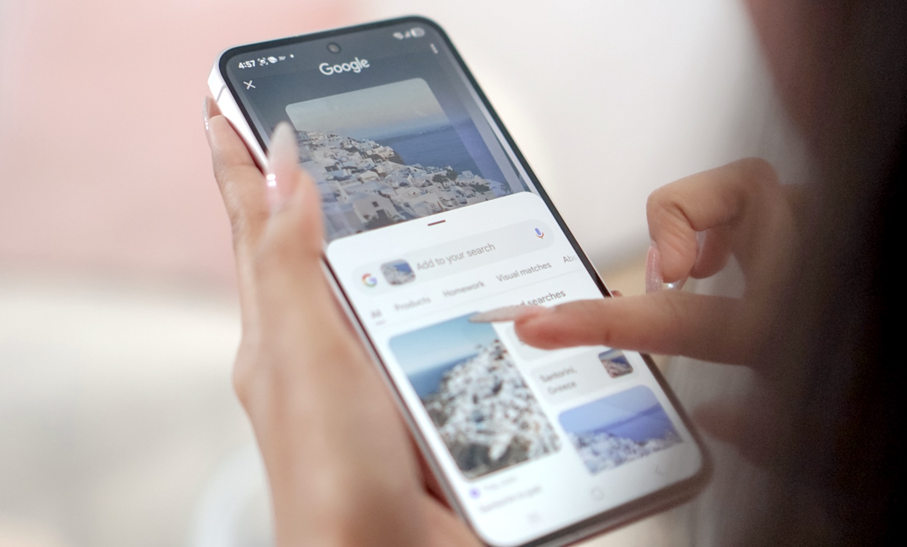 Samsung Galaxy A56 5G - Đè bẹp đối thủ với AI vô đối và màu hồng phấn táo bạo TechTimes Vietnam Nghe một bài hát hay trong quán cà phê hay trên story của bạn bè nhưng không biết tên? Song Search tích hợp trong Circle to Search của Galaxy A56 5G cho phép nhận diện bài hát chỉ bằng một cú chạm. Giữ thanh điều hướng, nhấn nút âm nhạc, và bài hát cùng tên nghệ sĩ sẽ hiện ra ngay tức thì. Trong khi đó, OPPO Reno14 không có tính năng tương tự tích hợp sẵn, buộc người dùng phải cài thêm ứng dụng bên thứ ba, vừa bất tiện vừa kém ổn định.