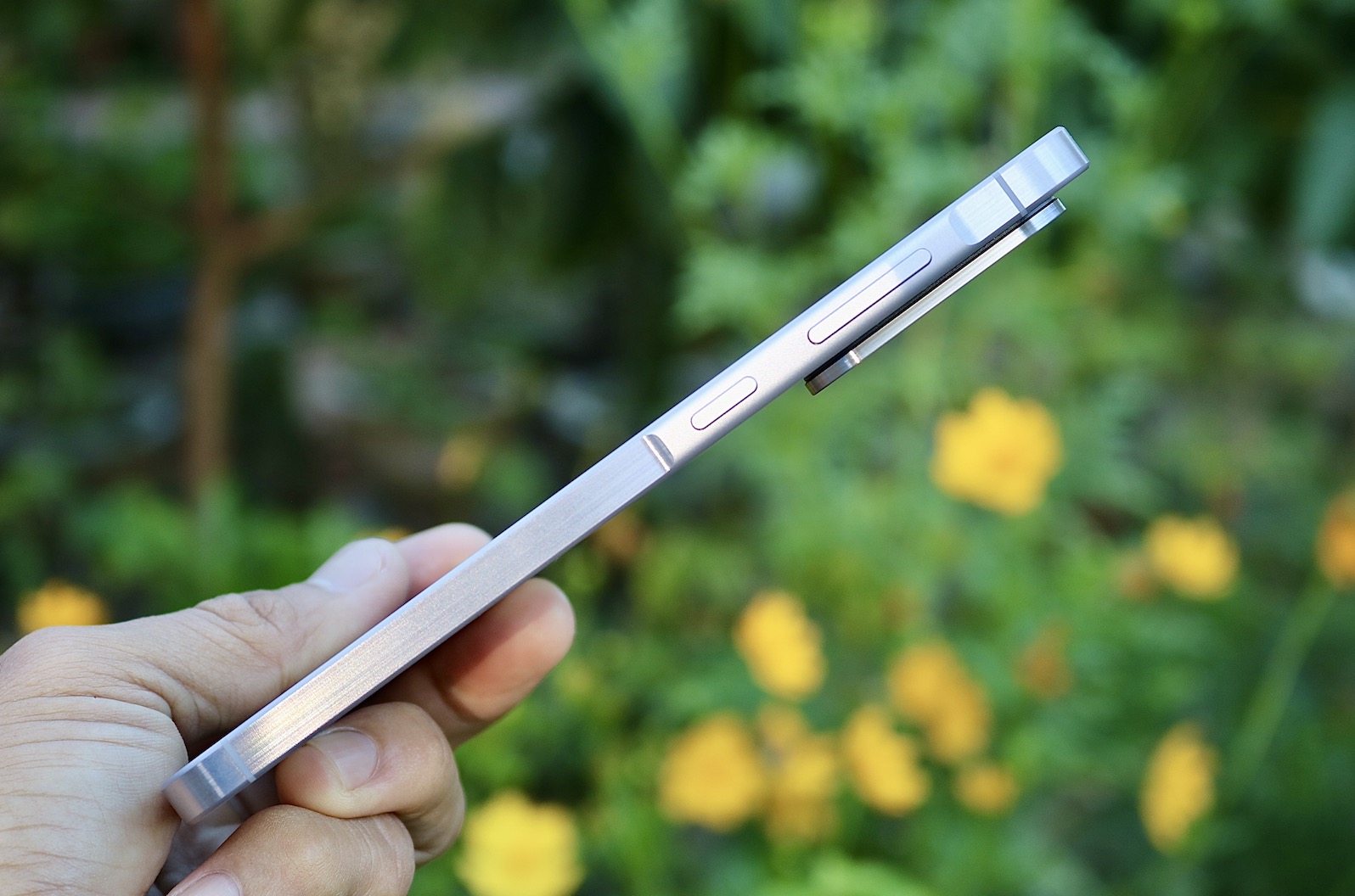 Samsung Galaxy A56 5G - Đè bẹp đối thủ với AI vô đối và màu hồng phấn táo bạo TechTimes Vietnam Khung nhôm chải xước kết hợp kính Gorilla Glass Victus+ ở cả mặt trước và sau, cùng chuẩn chống nước IP67, khiến Galaxy A56 không chỉ đẹp mà còn bền bỉ. Trong khi đó, OPPO Reno14 với độ dày 7.42mm và trọng lượng 187g, dù mỏng, nhưng không đạt được độ hoàn thiện cao cấp như Galaxy A56, đặc biệt khi thiếu đi thiết kế camera độc đáo.