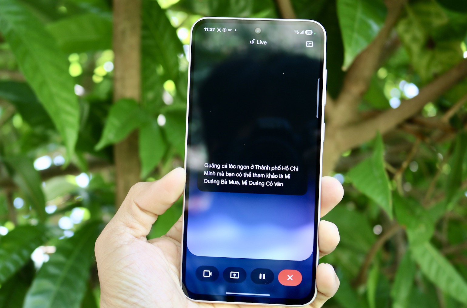 Samsung Galaxy A56 5G - Đè bẹp đối thủ với AI vô đối và màu hồng phấn táo bạo TechTimes Vietnam Điểm nhấn lớn nhất của Galaxy A56 5G là Gemini Live, trợ lý AI với khả năng trò chuyện tự nhiên, chia sẻ màn hình và chia sẻ camera. Bạn cần ý tưởng cho một buổi hẹn hò? Gemini Live gợi ý địa điểm, lên kế hoạch chi tiết, và thậm chí giúp bạn đặt bàn chỉ qua vài câu lệnh. Muốn chia sẻ khoảnh khắc xem bóng đá với bạn bè? Gemini Live cho phép chia sẻ màn hình hoặc camera trực tiếp, mang đến trải nghiệm tương tác độc đáo. OPPO Reno14 cũng tích hợp Gemini, nhưng chỉ hỗ trợ các ứng dụng cơ bản như Notes, Clock và Calendar trong vài tuần tới, thiếu đi sự linh hoạt và tích hợp sâu như Gemini Live trên Galaxy A56.
