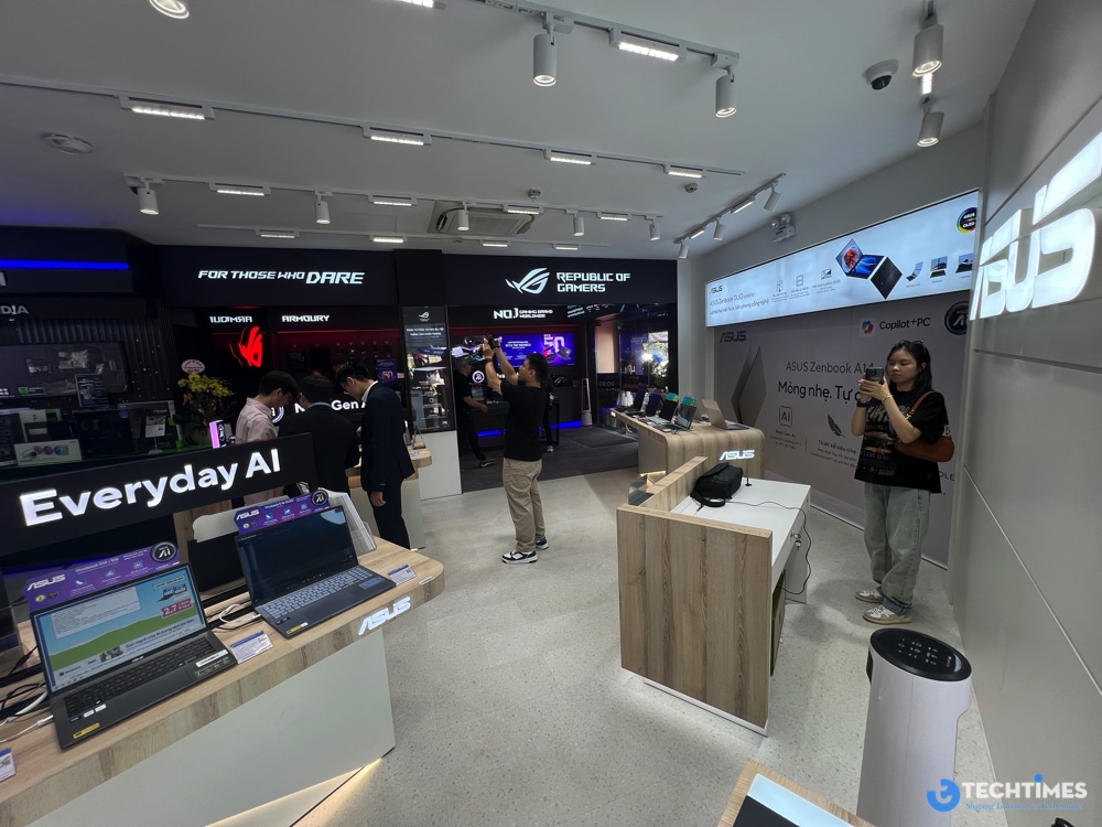 ASUS Exclusive Store tại TP.HCM đặc biệt nổi bật với khu vực trải nghiệm dành riêng cho các dòng laptop AI đạt chuẩn Copilot+ PC – một chuẩn mực mới trong ngành công nghệ. 