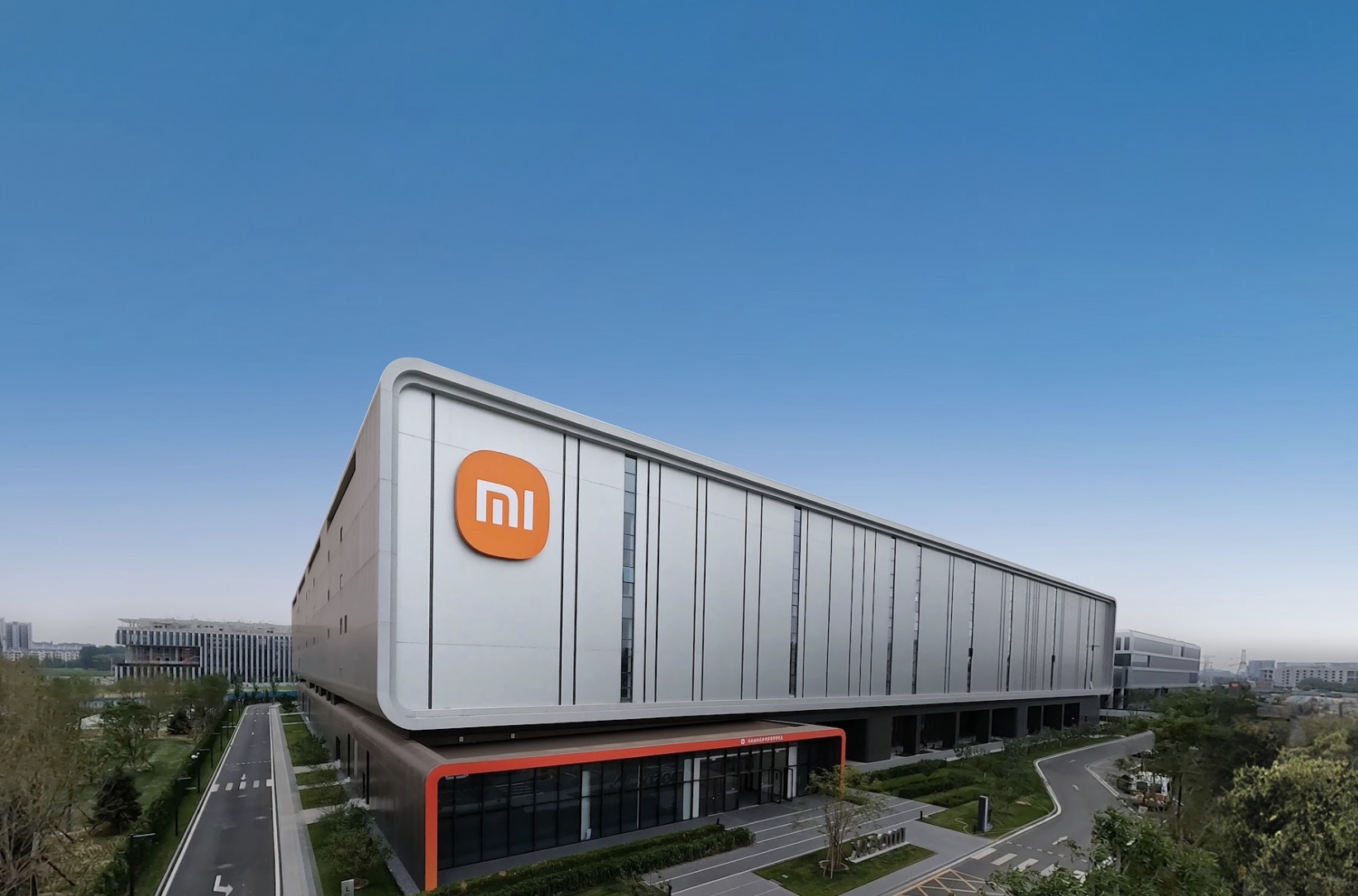 Trong quý II/2025, Xiaomi ghi nhận doanh thu 16,24 tỷ USD và lợi nhuận ròng điều chỉnh tăng 75,4% so với cùng kỳ, nhờ tăng trưởng mạnh ở smartphone, xe điện và thiết bị gia dụng thông minh.