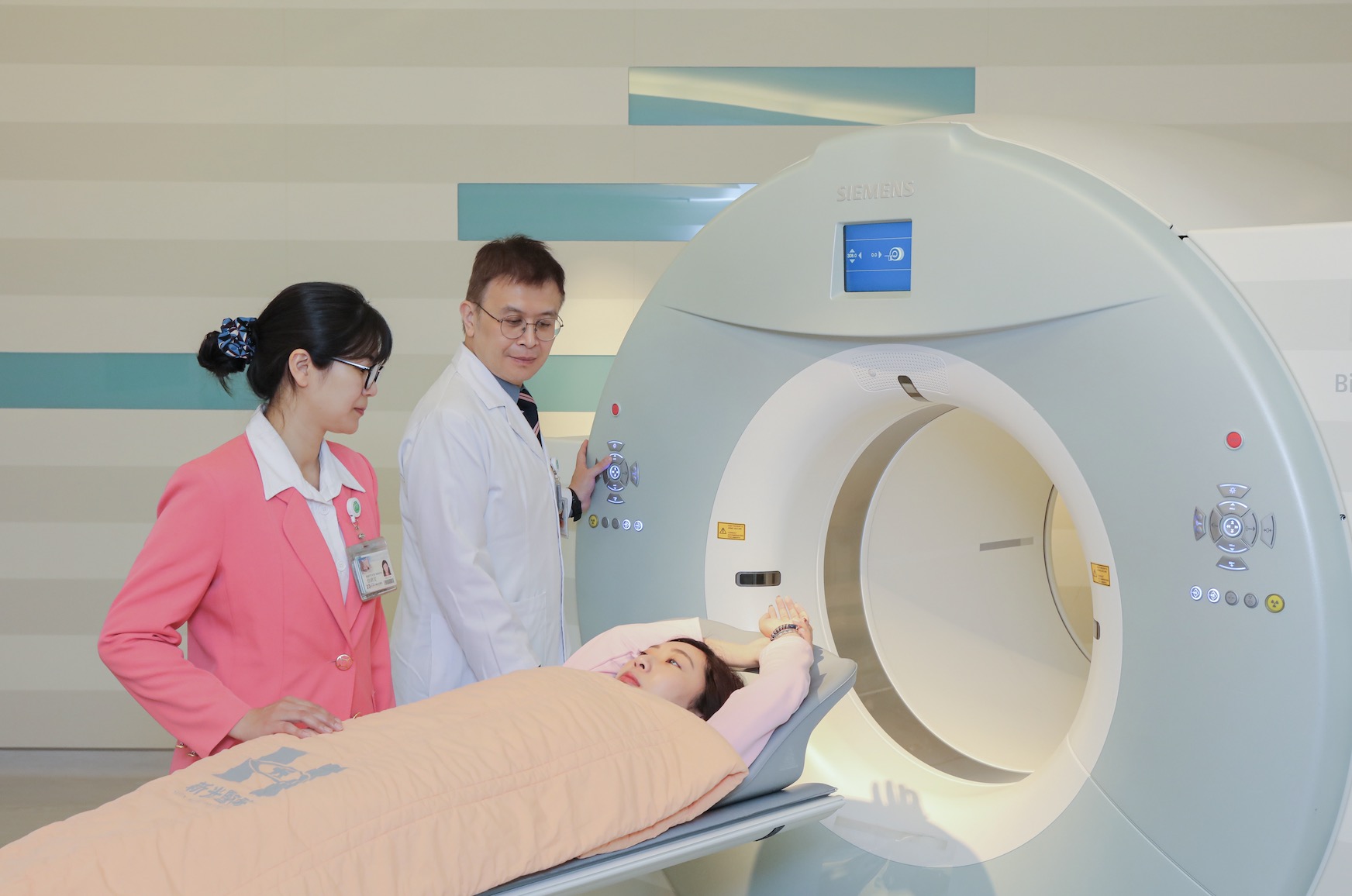 Shin Kong Wu Ho-Su Memorial Hospital nổi bật với các chuyên khoa tim mạch, chỉnh hình, y học sinh sản và phẫu thuật xâm lấn tối thiểu. Bệnh viện phục vụ hơn 90.000 bệnh nhân quốc tế mỗi năm, với đội ngũ hỗ trợ bệnh nhân quốc tế đảm bảo trải nghiệm liền mạch.