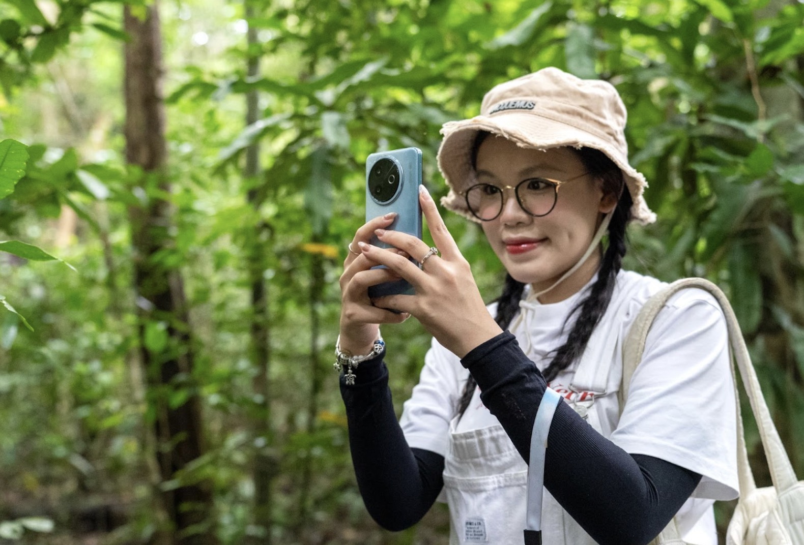 vivo Y39 5G được trang bị xử lý với chip Snapdragon 4 Gen 2 (8 nhân, tiến trình 4 nm), tối ưu và cân bằng giữa hiệu năng, tiết kiệm điện khi sử dụng. Máy sử dụng giao diện Funtouch OS 15 trên Android 14 với giao diện đơn giản phù hợp với đại chúng. Phần mềm cũng được cập nhật liên tục với 2 bản cập nhật Android lớn và 3 năm vá bảo mật định kỳ.