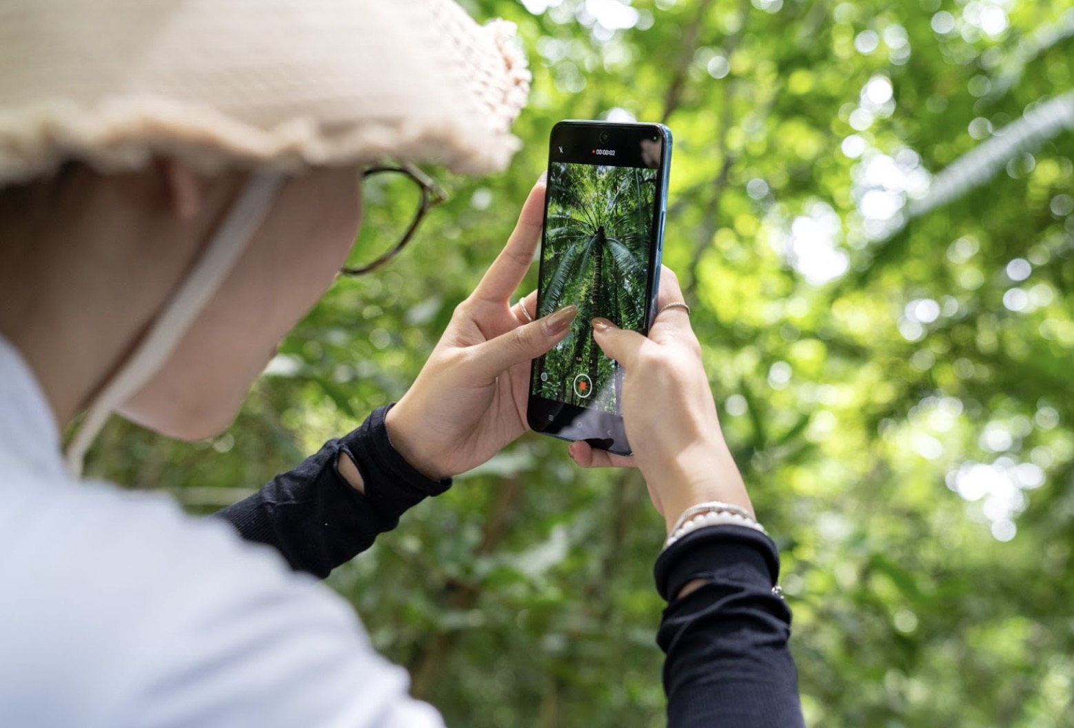 Bên cạnh loạt hiệu năng, vivoY39 5G tạo nên ấn tượng đặc biệt cho người dùng với hai màu sắc Xanh Hải Lam và Tím Ngân Hà.  Mặt lưng tạo hiệu ứng chuyển sắc, thiết kế cụm camera khác biệt dạng vòng, kết cấu và độ bóng gợi liên tưởng đến chất liệu gốm cao cấp. Máy sở hữu độ mỏng chỉ 8.19 mm và trọng lượng khoảng 206g. 