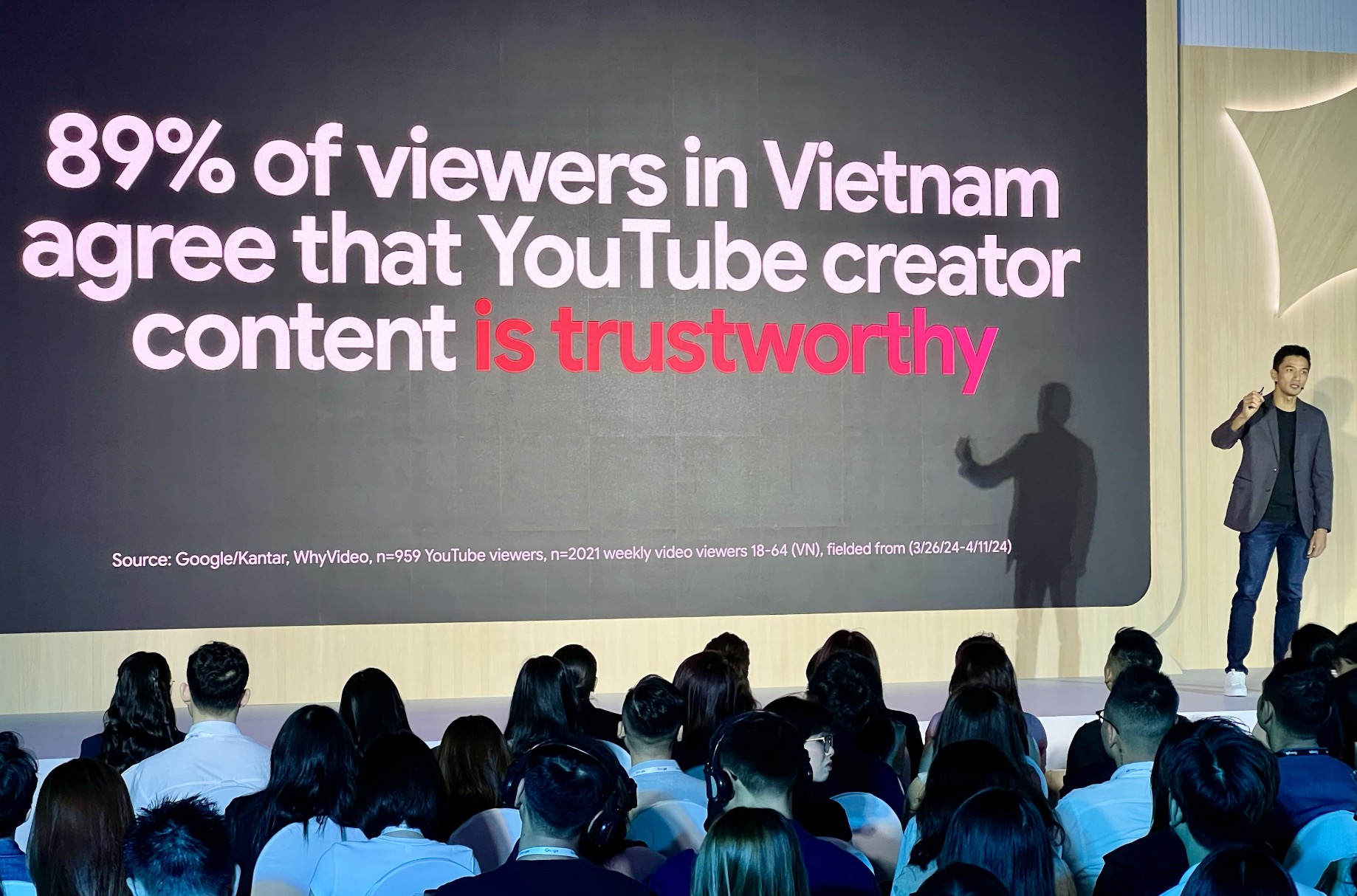 Một bước tiến đáng chú ý dành cho doanh nghiệp Việt là tính năng thử nghiệm Click-to-Zalo. Nhận thấy 77% người tiêu dùng có xu hướng mua hàng cao hơn nếu được trò chuyện trực tiếp với doanh nghiệp, Google đã hợp tác với Zalo – nền tảng nhắn tin phổ biến tại Việt Nam – để giúp người mua kết nối nhanh chóng với thương hiệu. Khi tìm kiếm sản phẩm trên Google, người dùng có thể nhấn để liên hệ ngay với Tài khoản Zalo chính thức của doanh nghiệp, tạo điều kiện cho cuộc trò chuyện cá nhân hóa và tăng tỷ lệ chuyển đổi. Hiện tại, chương trình đang được thử nghiệm với một nhóm doanh nghiệp được lựa chọn.