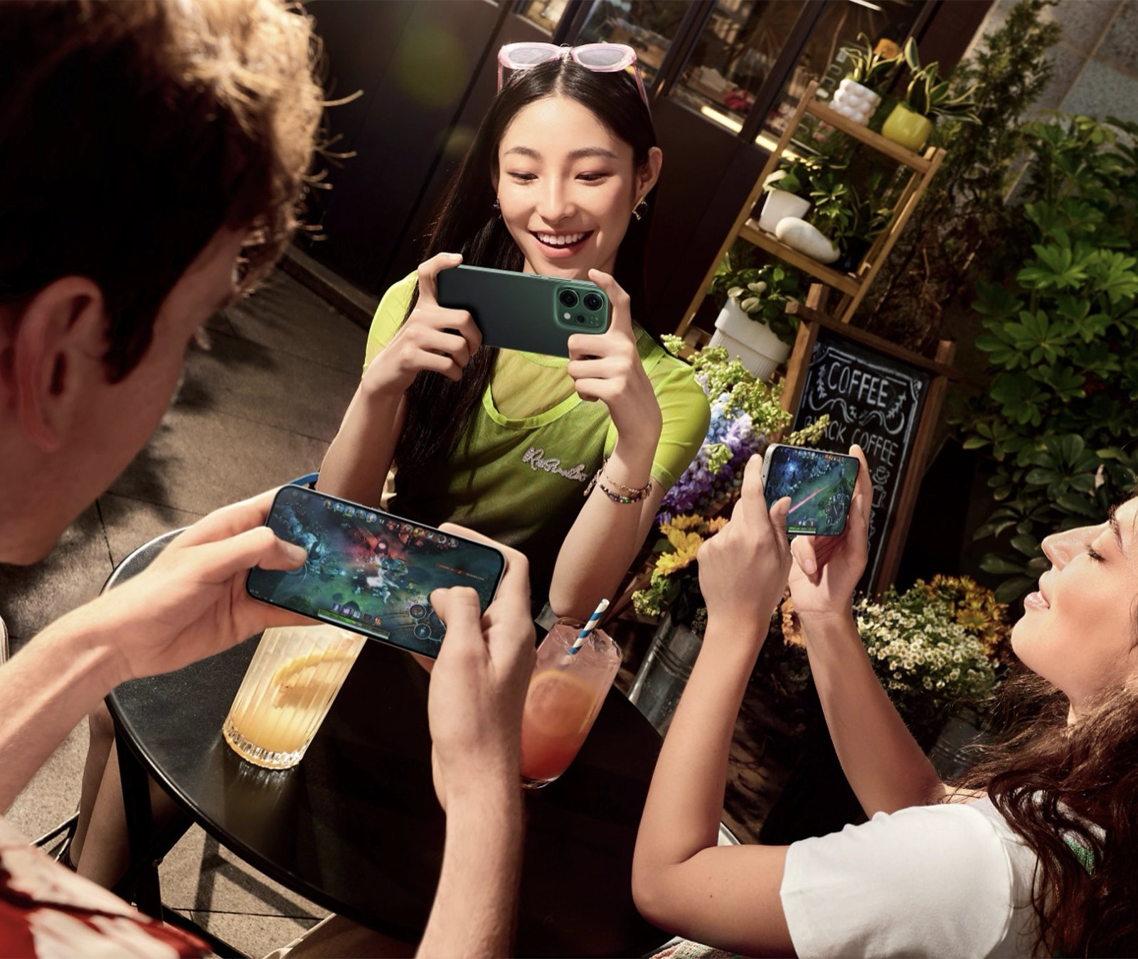 OPPO Reno14 Series - Người bạn đồng hành hoàn hảo: Sức mạnh AI dẫn đầu tương lai TechTimes Vietnam Với người dùng Việt Nam, Reno14 Series không chỉ là một chiếc điện thoại mà còn là một trợ thủ đắc lực trong công việc và học tập. Sự tích hợp của Google Gemini và AI Super Toolkit mang lại trải nghiệm mượt mà, giúp tiết kiệm thời gian và tăng hiệu quả. Ví dụ, sinh viên có thể sử dụng AI Mind Map để tổ chức ghi chú bài giảng, trong khi nhân viên văn phòng có thể tận dụng AI VoiceScribe để ghi lại và tóm tắt nội dung cuộc họp. Các tính năng như AI Search và quản lý file AI giúp người dùng quản lý dữ liệu cá nhân một cách dễ dàng, đặc biệt trong bối cảnh công việc từ xa và học trực tuyến ngày càng phổ biến.
