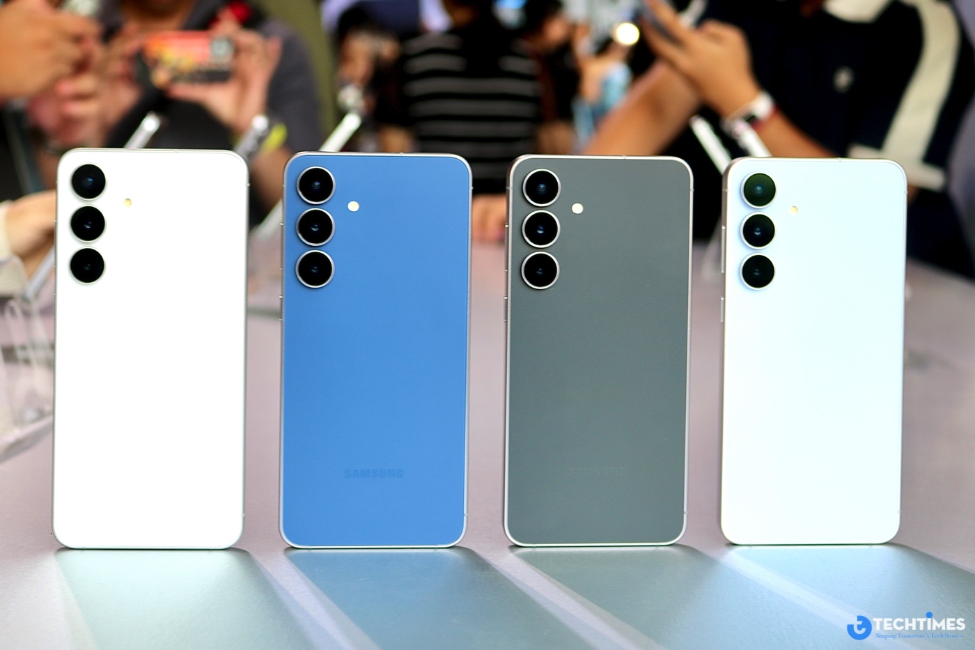 Các tuỳ chọn màu sắc Trắng Snow, Xanh Navy, Đen Smoke và Xanh Haze phù hợp với nhiều đối tượng người dùng.