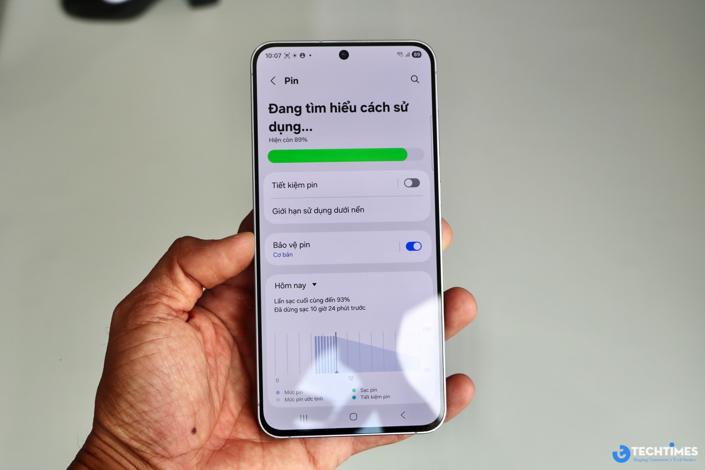 Về pin - một điểm mạnh khác của thiết bị, Galaxy S25 FE được trang bị viên pin 4900mAh – lớn nhất từ trước đến nay trên dòng FE, tăng 4% so với 4700mAh của S24 FE. 