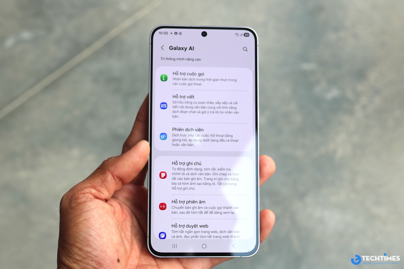 Điểm nhấn lớn nhất là tích hợp Galaxy AI sâu rộng, chạy trên Android 15 với One UI 7. Chúng tôi thử tính năng Circle to Search: Vẽ vòng tròn quanh vật thể trên màn hình, AI sẽ tìm kiếm ngay lập tức qua Google. Hoặc Live Translate dịch cuộc gọi thời gian thực – hữu ích cho người dùng Việt thường giao tiếp quốc tế. Note Assist tự động tóm tắt ghi chép, và Photo Assist chỉnh sửa ảnh thông minh, xóa vật thừa chỉ trong tích tắc. Samsung cam kết cập nhật phần mềm đến 7 năm, đảm bảo máy không bị lỗi thời nhanh chóng.