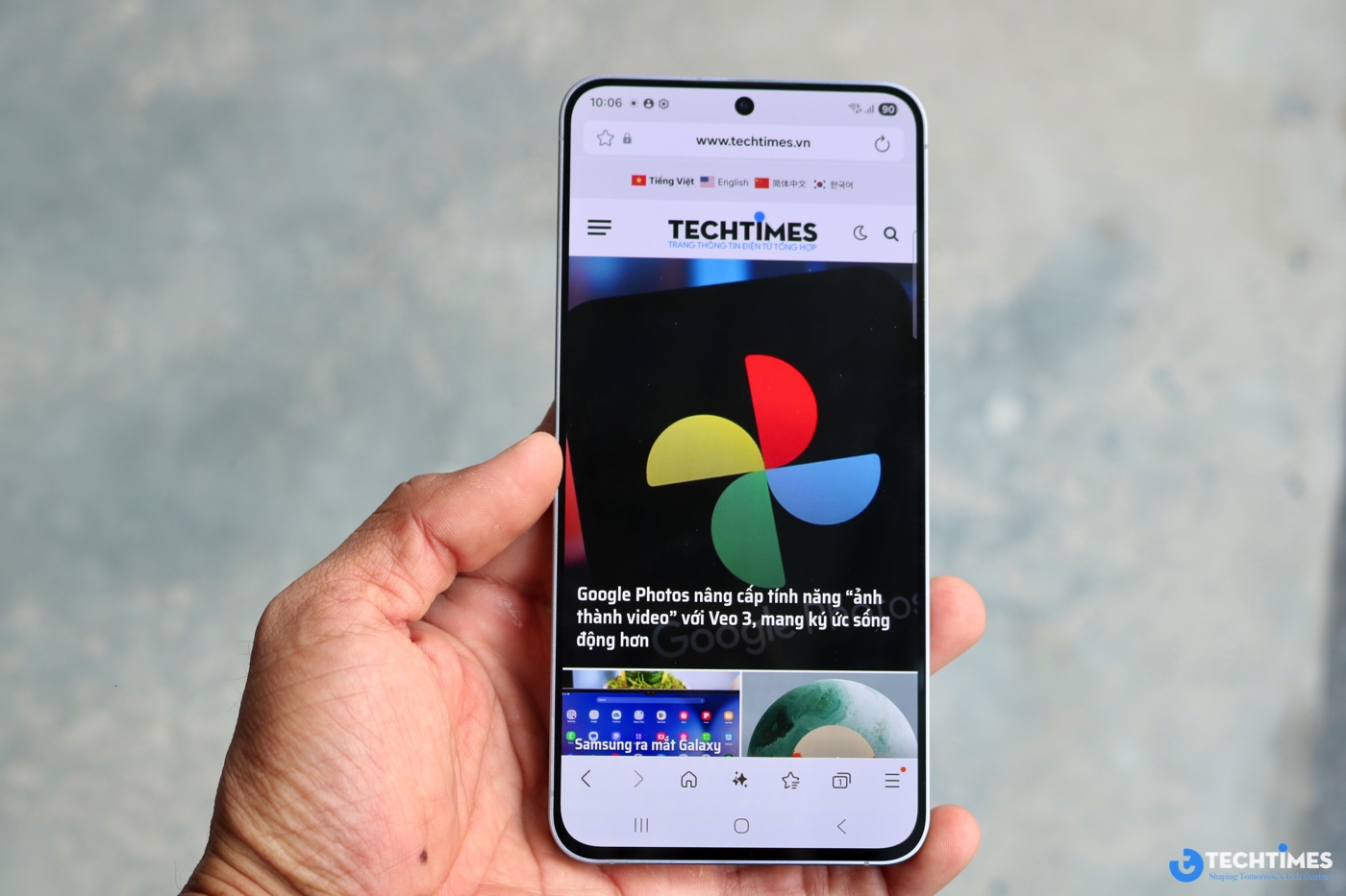 Điểm nhấn lớn nhất là tích hợp Galaxy AI sâu rộng, chạy trên Android 15 với One UI 7. Chúng tôi thử tính năng Circle to Search: Vẽ vòng tròn quanh vật thể trên màn hình, AI sẽ tìm kiếm ngay lập tức qua Google. Hoặc Live Translate dịch cuộc gọi thời gian thực – hữu ích cho người dùng Việt thường giao tiếp quốc tế. Note Assist tự động tóm tắt ghi chép, và Photo Assist chỉnh sửa ảnh thông minh, xóa vật thừa chỉ trong tích tắc. Samsung cam kết cập nhật phần mềm đến 7 năm, đảm bảo máy không bị lỗi thời nhanh chóng.