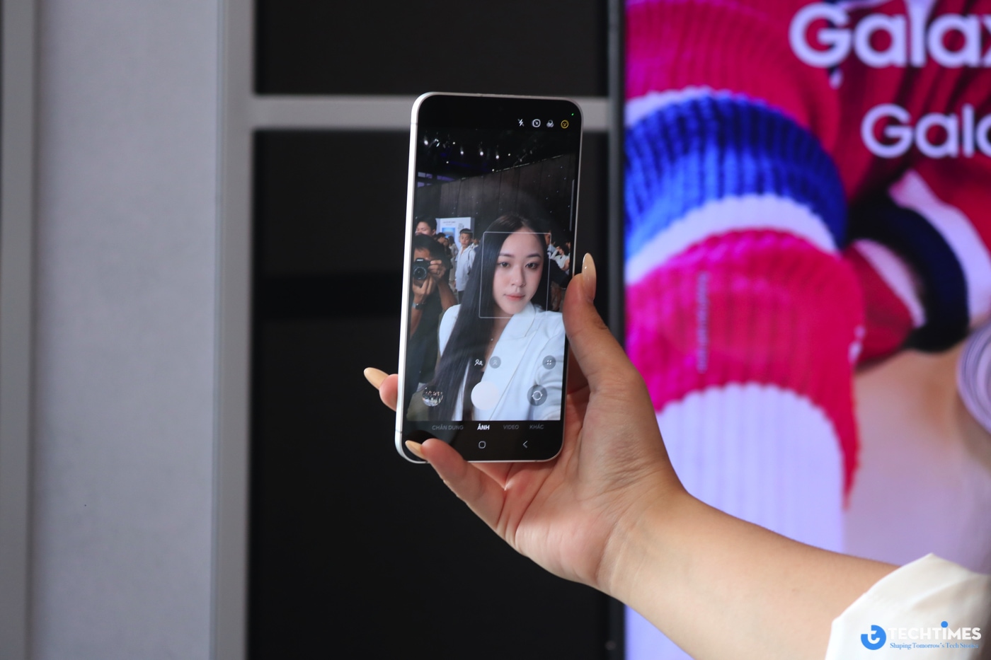 Cụm ba camera sau của máy gồm ống kính chính 50MP với khẩu độ f/1.8 và chống rung quang học OIS, cho khả năng ghi lại hình ảnh rõ nét trong nhiều điều kiện ánh sáng khác nhau.