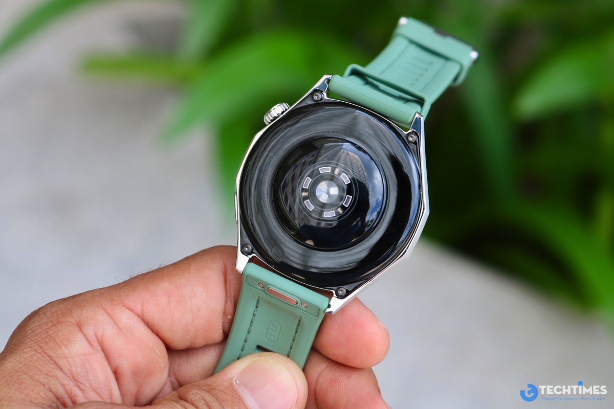 Các cảm biến bên dưới đồng hồ cũng có thiết kế có độ thẩm mỹ cao.
