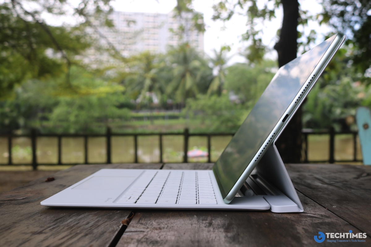 Qua quá trình trải nghiệm thực tế, TechTimes nhận thấy MatePad Pro 12.2-inch 2025 thực sự là một bước tiến lớn so với phiên bản tiền nhiệm: màn hình sáng hơn, bút M-Pencil nhạy hơn, pin bền hơn và tốc độ sạc nhanh thuộc hàng top đầu. Tuy vậy, sản phẩm vẫn còn vài hạn chế, đặc biệt ở mảng dịch vụ Google, khiến người dùng quốc tế cần cân nhắc trước khi lựa chọn. Đây rõ ràng là chiếc máy tính bảng hội tụ nhiều điểm mạnh để cạnh tranh sòng phẳng trong phân khúc cao cấp, đồng thời mở ra một góc nhìn mới về cách Huawei định nghĩa trải nghiệm tablet trong kỷ nguyên hậu Google.