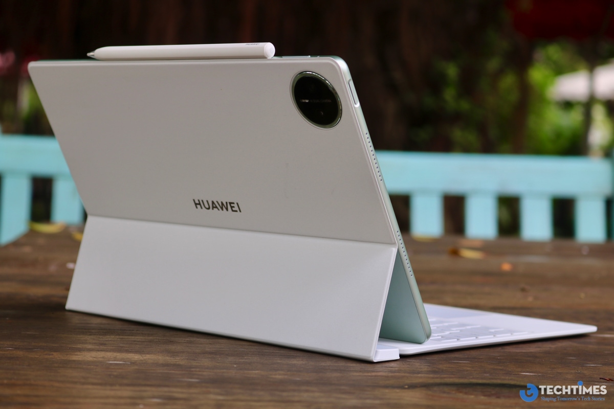 HUAWEI MatePad Pro 12.2 inch đang được chính thức bán ra tại thị trường Việt Nam với mức giá niêm yết 23.990.000 đồng. Sản phẩm được phân phối rộng rãi qua hệ thống bán lẻ công nghệ lớn như CellphoneS, Hoàng Hà Mobile, Di Động Việt, FPT Shop, Viettel Store, cũng như trên các sàn thương mại điện tử quen thuộc gồm Shopee, Lazada và TikTok Shop, giúp người dùng dễ dàng tiếp cận và mua sắm theo nhu cầu. Đây cũng là chiến lược của HUAWEI nhằm mở rộng độ phủ và gia tăng sự hiện diện thương hiệu ở phân khúc cao cấp tại Việt Nam – một thị trường tablet đang tăng trưởng mạnh nhờ nhu cầu học tập, làm việc kết hợp giải trí ngày càng cao.