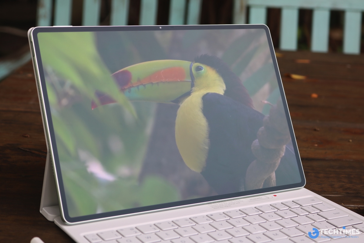 Màn hình phủ nhám mờ phải đánh đổi một chút ở độ tương phản, độ sâu của màu đen khi nhìn ở góc nhìn 2 bên từ 45 độ trở lên.