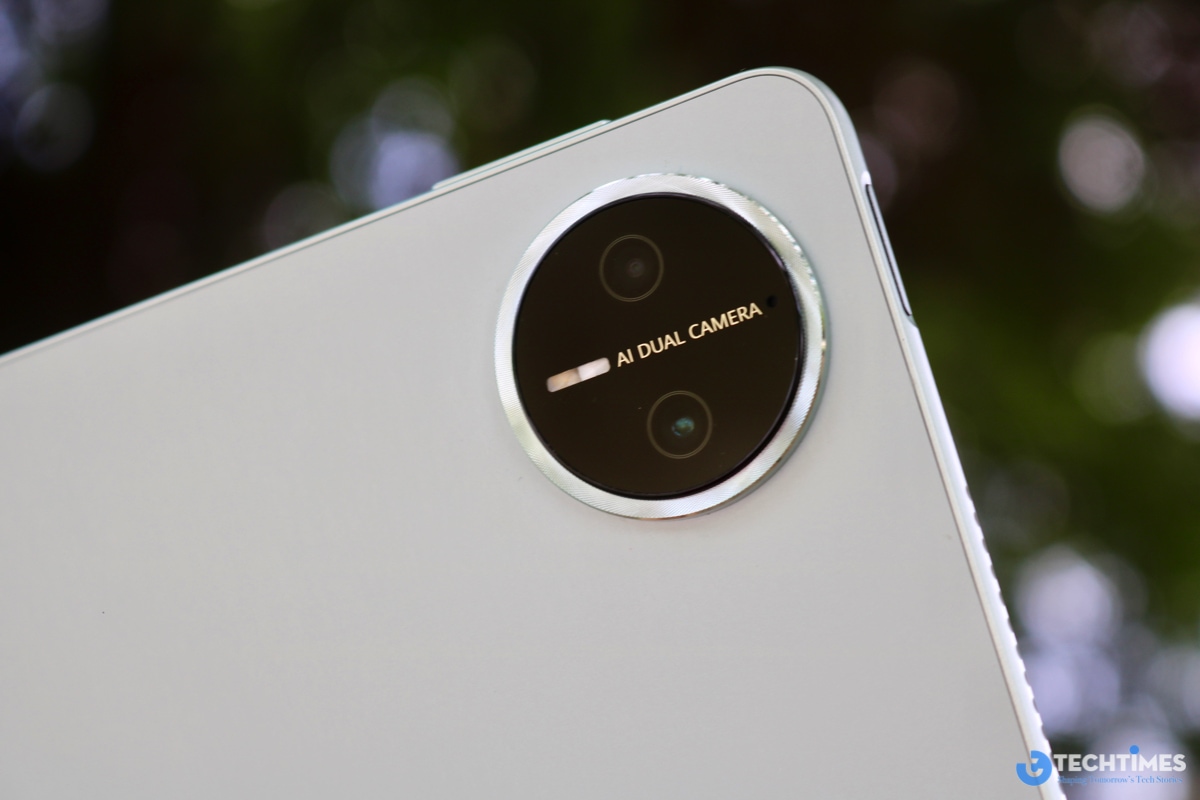 Cận cảnh cụm camera của máy.