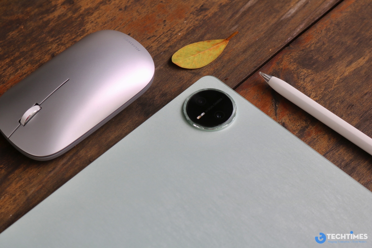 Không chỉ chú trọng đến phần nhìn, Huawei còn đầu tư vào phụ kiện để nâng tầm trải nghiệm. Bàn phím Glide Keyboard đi kèm không chỉ đóng vai trò bàn phím rời thông thường mà còn có thể gập lại thành giá đỡ, biến chiếc tablet thành một công cụ làm việc bán chuyên nghiệp thay thế laptop trong nhiều tình huống. 