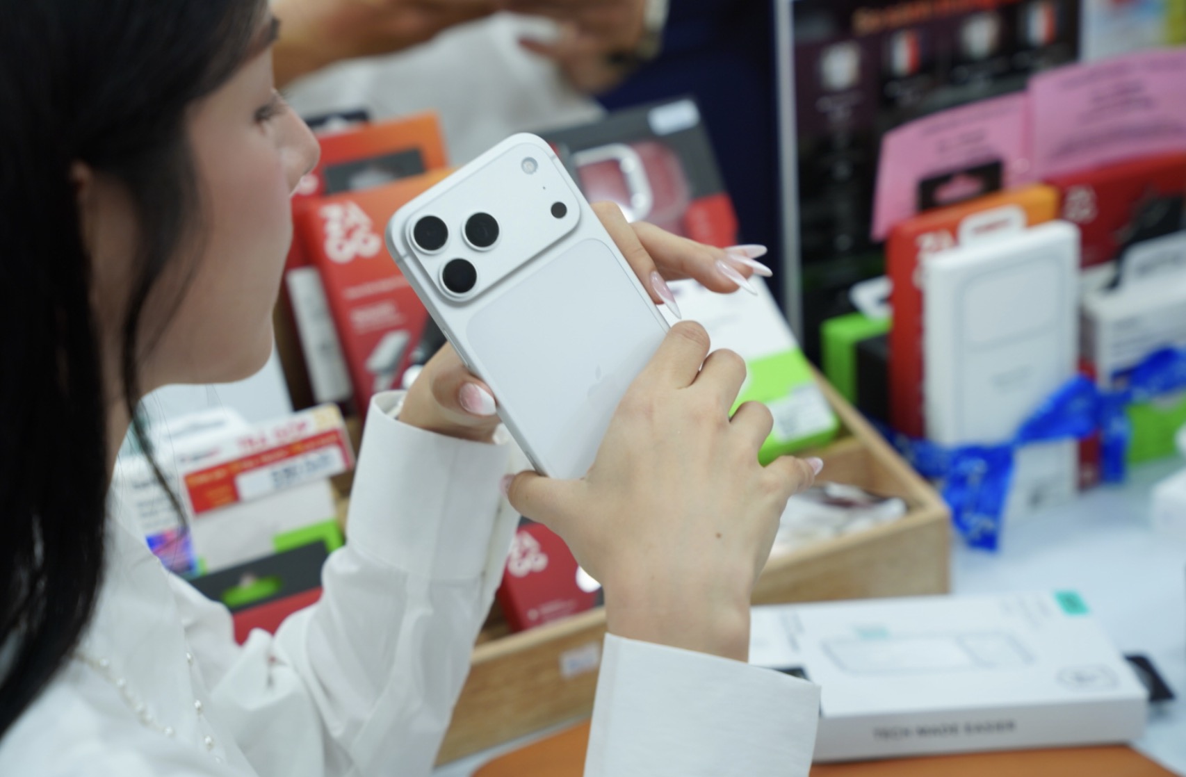 Di Động Việt bàn giao iPhone 17 và iPhone Air cho khách hàng đặt cọc, bùng nổ sức hút trong ngày mở bán