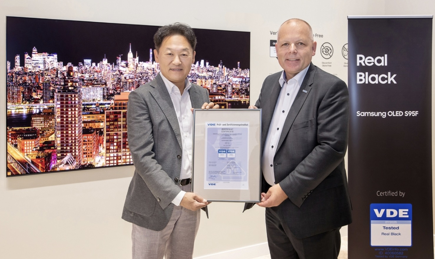 Samsung OLED 2025 đạt chứng nhận Real Black từ VDE: Chuẩn mực mới cho sắc đen cao cấp TechTimes Vietnam Samsung OLED 2025 đạt chứng nhận Real Black từ VDE: Chuẩn mực mới cho sắc đen và cao cấp