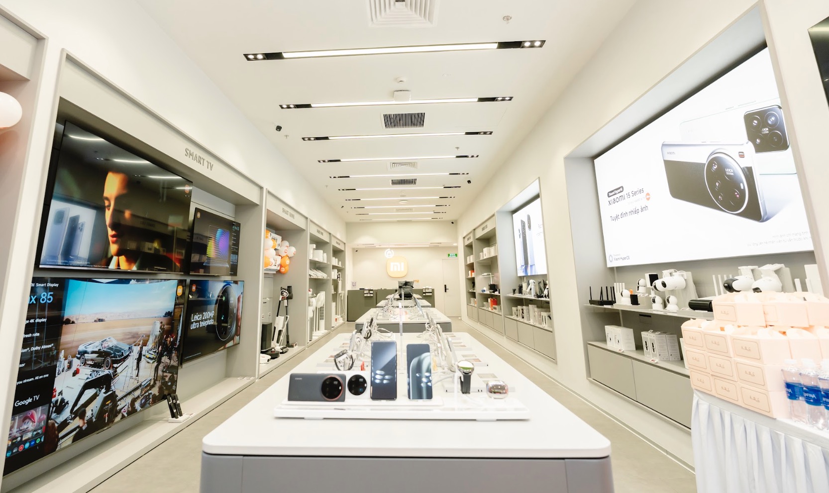 Xiaomi khai trương cửa hàng chính thức đầu tiên tại Việt Nam, đánh dấu cột mốc 15 năm thương hiệu