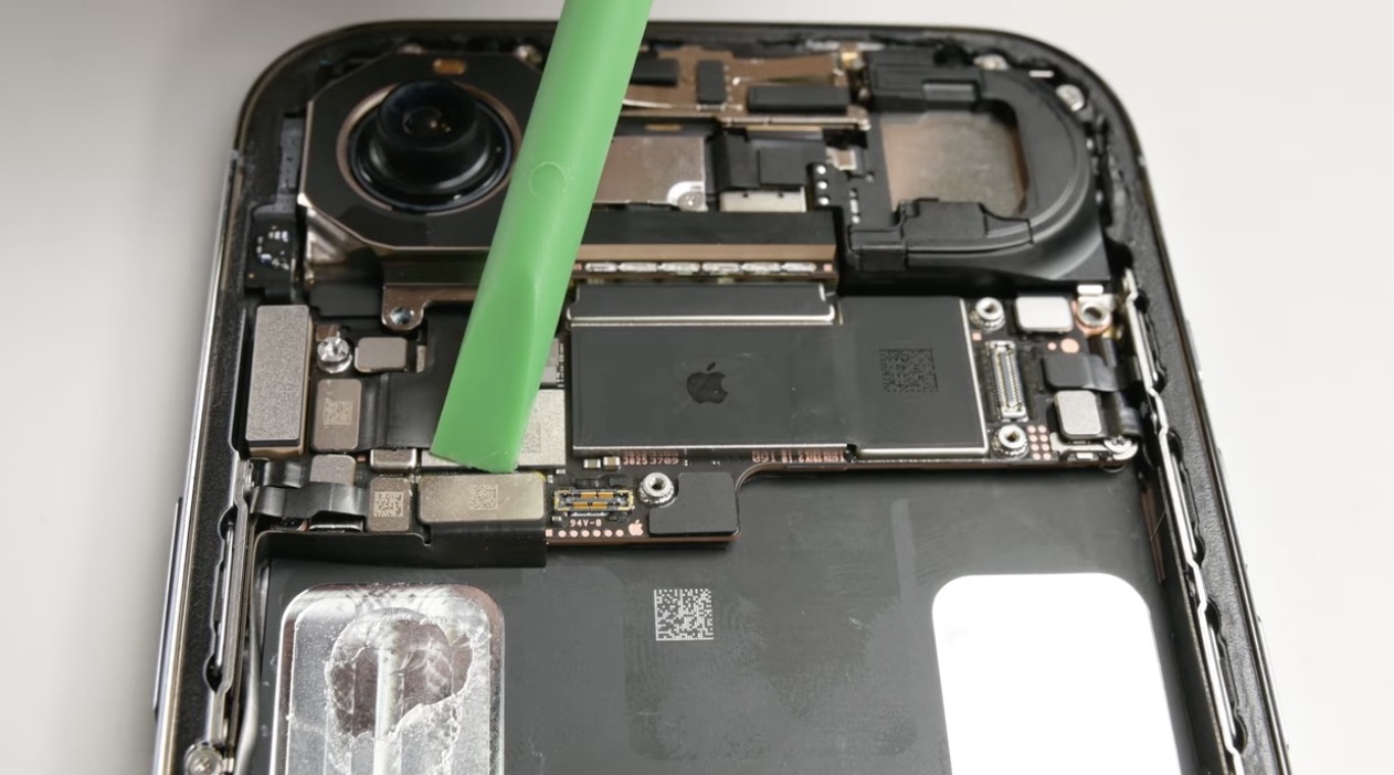 iPhone Air: Mỏng nhất lịch sử iPhone nhưng vẫn nhận 7/10 điểm sửa chữa từ iFixit