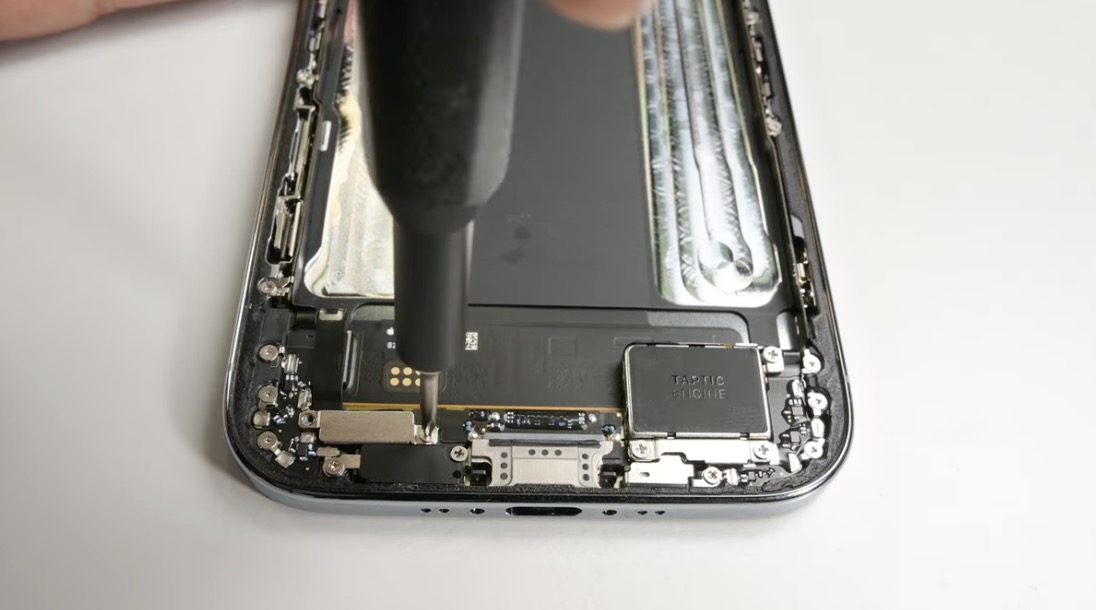 iPhone Air: Mỏng nhất lịch sử iPhone nhưng vẫn nhận 7/10 điểm sửa chữa từ iFixit