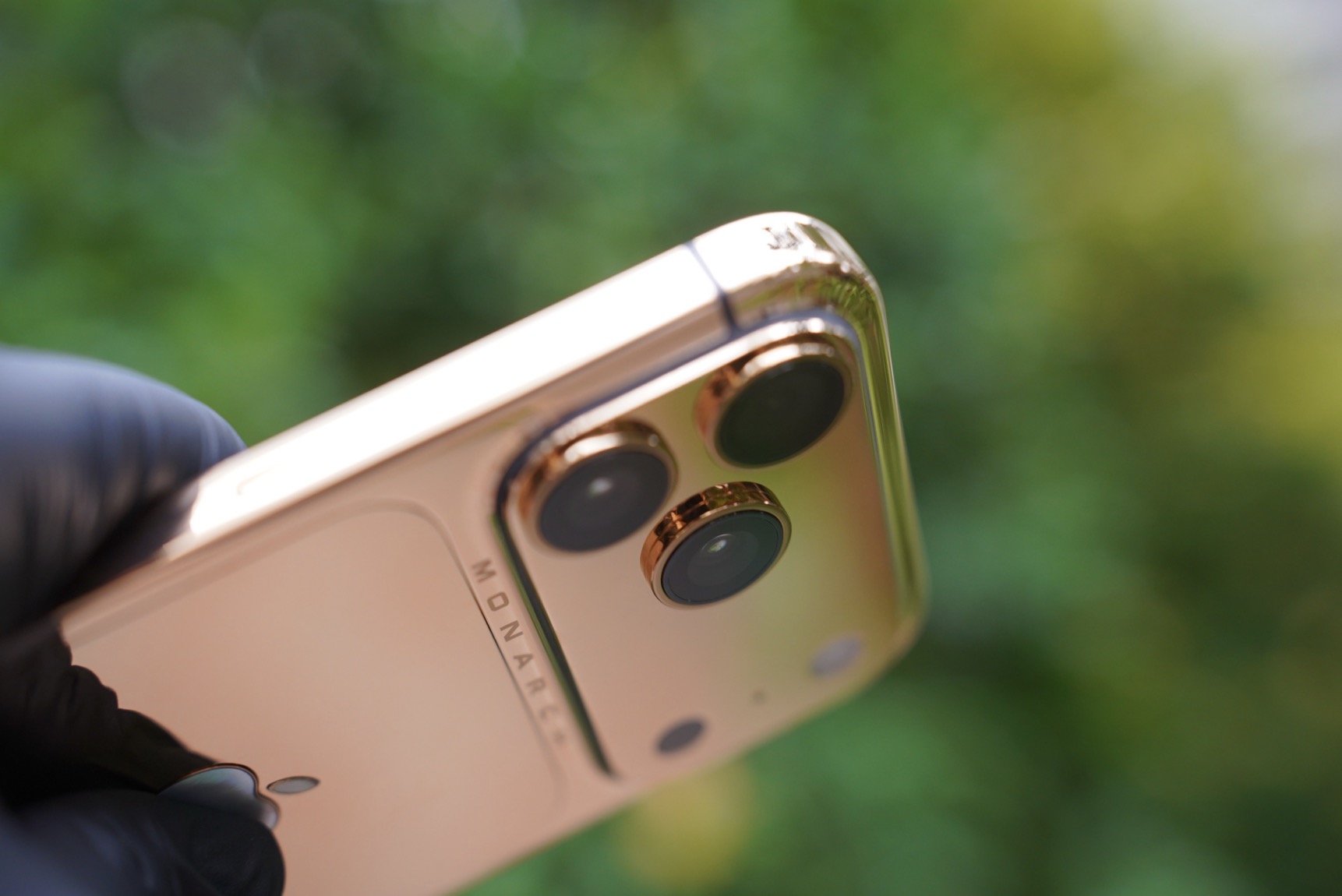 iPhone 17 Pro Max “MONARCH” – kiệt tác mạ vàng đầu tiên thế giới từ bàn tay người Việt