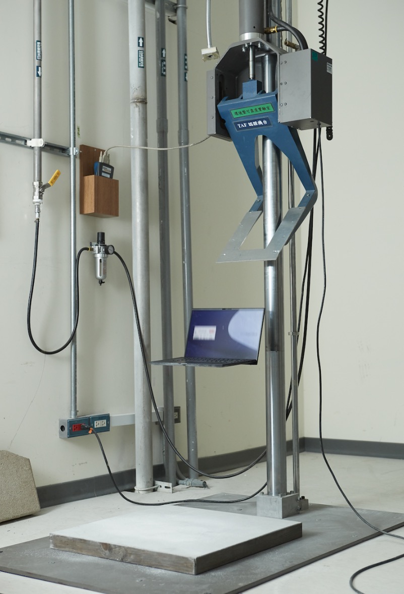 Bài test thả rơi xuống nền bê tông trong phòng lab