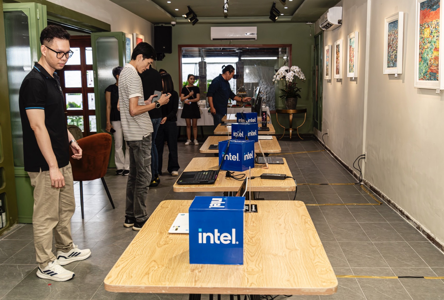 Intel trình diễn khả năng AI PC tại Việt Nam, mở ra trải nghiệm sáng tạo và hiệu suất mới