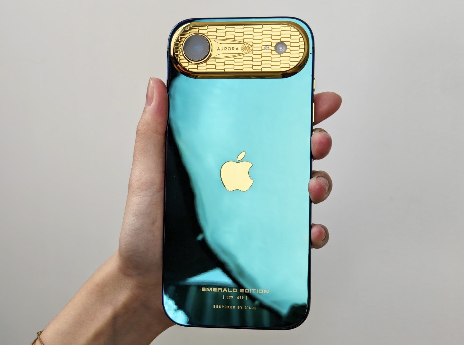 iPhone Air Aurora Emerald Mix Classic Gold: Kiệt tác mạ vàng 24K độc bản, dấu ấn thiết kế xa xỉ Việt Nam