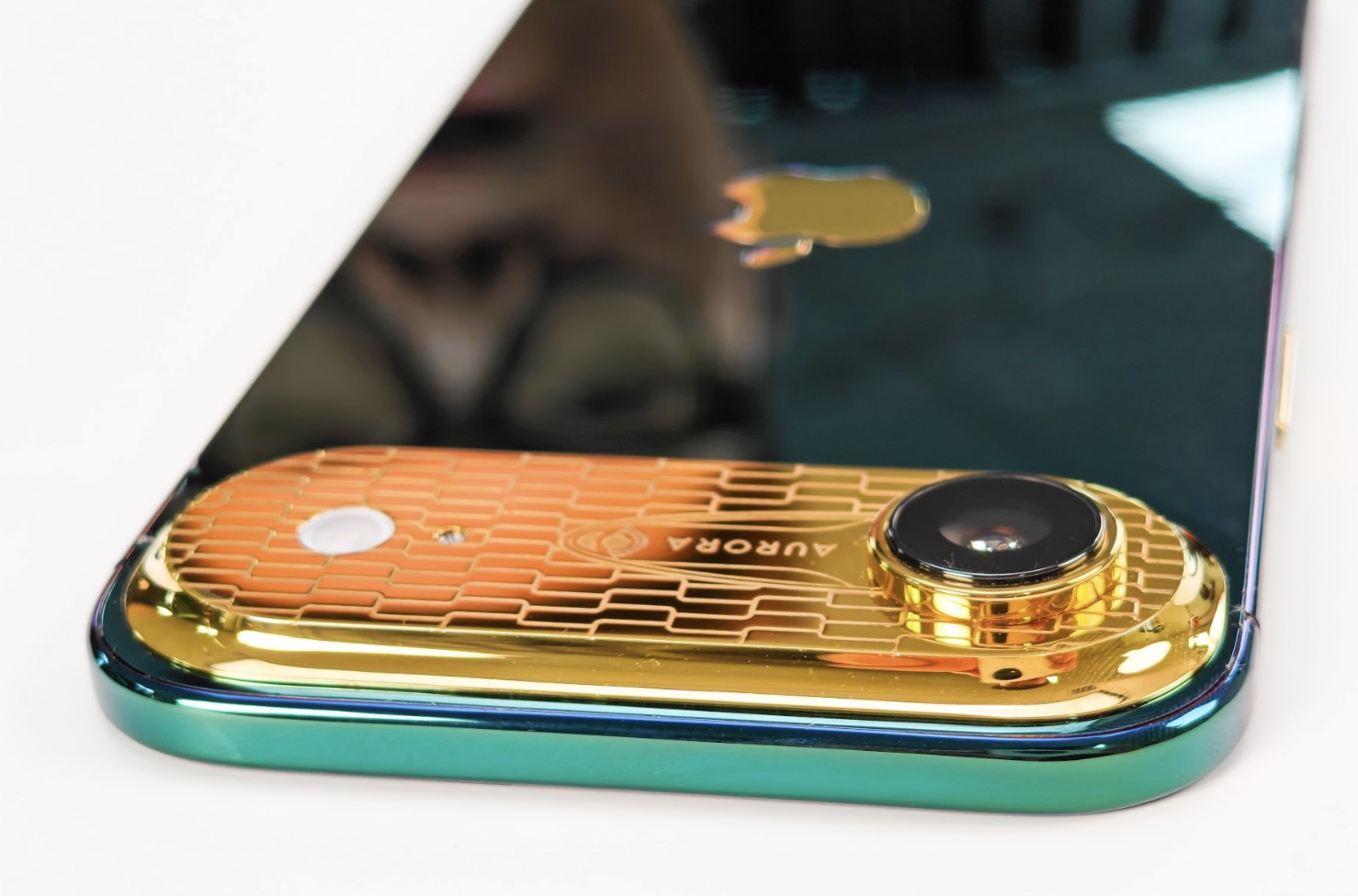 iPhone Air Aurora Emerald Mix Classic Gold: Kiệt tác mạ vàng 24K độc bản, dấu ấn thiết kế xa xỉ Việt Nam