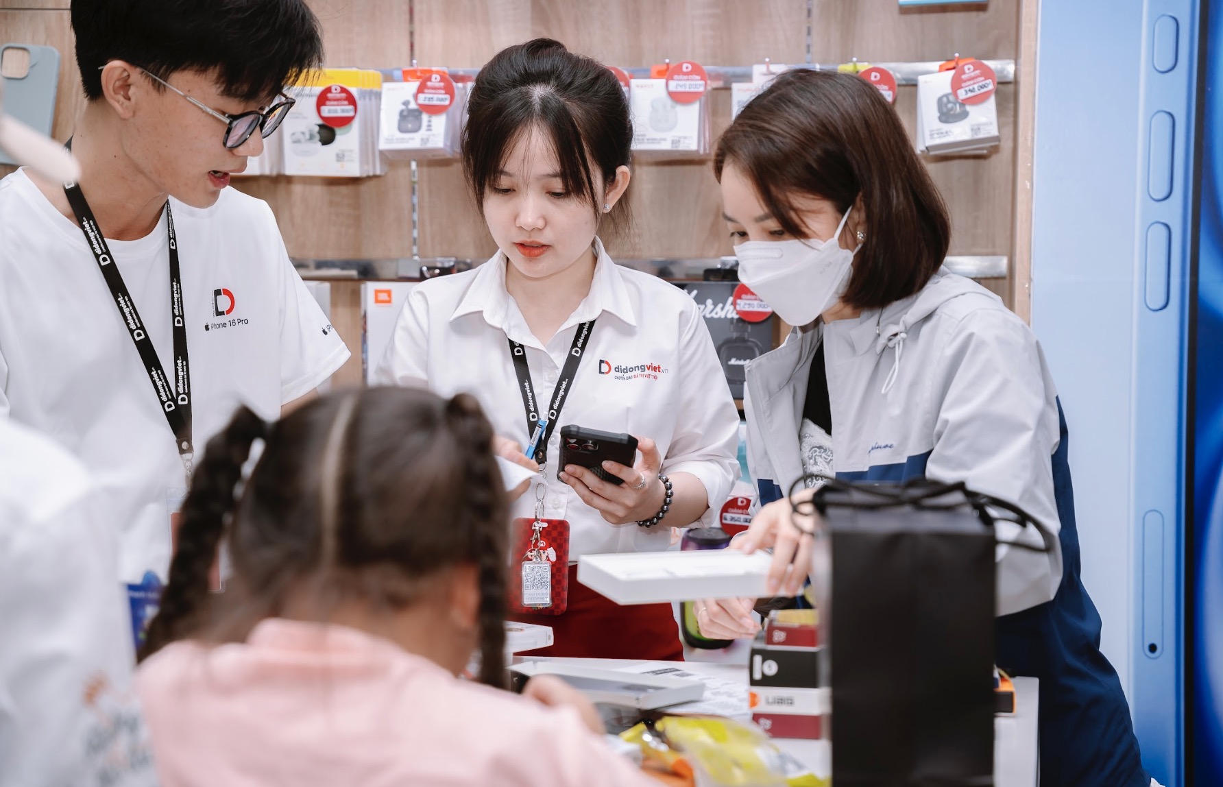 iPhone mới ra mắt toàn cầu: Di Động Việt chia sẻ dự báo thị trường tại Việt Nam mùa 2025