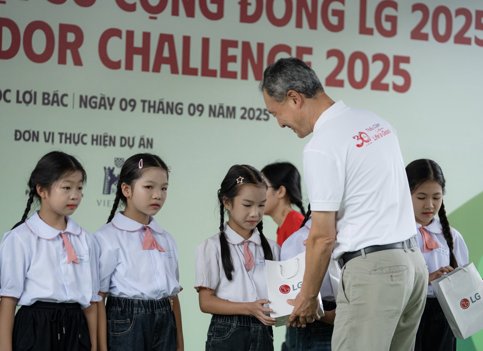 LG khai trương thư viện “Ươm mầm tri thức” và khởi động chương trình giáo dục cùng FPT