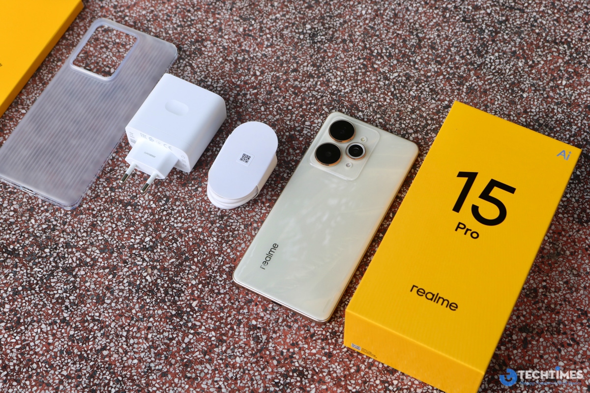 Đánh giá chi tiết Realme 15 Pro 5G: Bước tiến vượt bậc trong phân khúc tầm trung năm 2025 TechTimes Vietnam Trọn bộ realme 15 Pro và phụ kiện đi kèm trong hộp.
