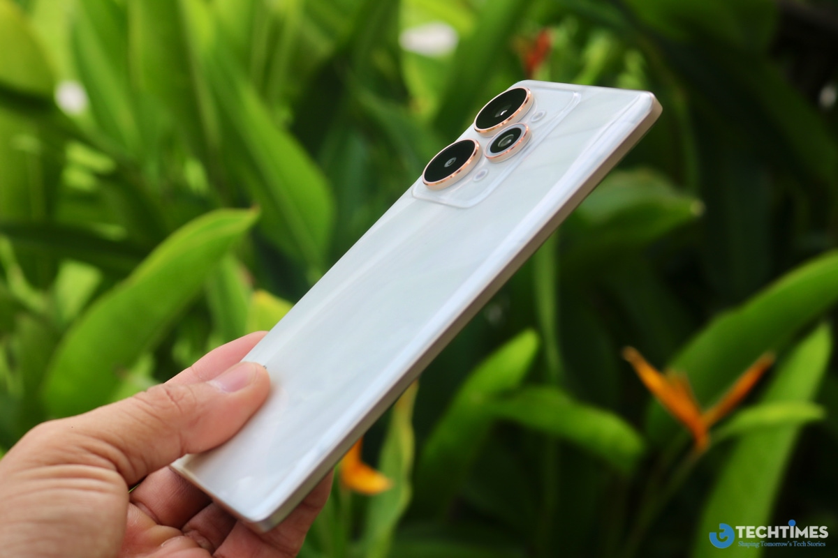 Đánh giá chi tiết Realme 15 Pro 5G: Bước tiến vượt bậc trong phân khúc tầm trung năm 2025 TechTimes Vietnam Realme 15 Pro 5G nổi bật với thiết kế tinh tế, lấy cảm hứng từ các mẫu flagship cao cấp, mang đến vẻ ngoài premium dù nằm trong phân khúc giá dưới 10 triệu đồng.