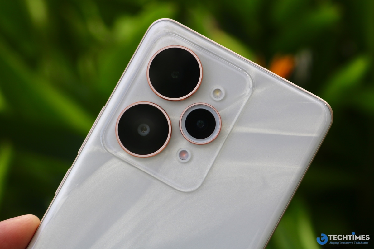 Đánh giá chi tiết Realme 15 Pro 5G: Bước tiến vượt bậc trong phân khúc tầm trung năm 2025 TechTimes Vietnam Camera có đèn LED bao quanh báo sạc khá thú vị và hữu ích cho người dùng.