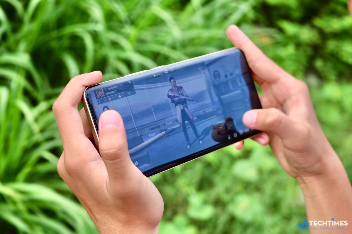 Đánh giá chi tiết Realme 15 Pro 5G: Bước tiến vượt bậc trong phân khúc tầm trung năm 2025 TechTimes Vietnam Công nghệ HyperGlow 4D Curve+ mang lại độ cong hoàn hảo, kết hợp với tốc độ phản hồi cảm ứng lên đến 2500Hz – một con số ấn tượng dành riêng cho game thủ, giúp ghi nhận mọi cử chỉ tức thì trong các tựa game đòi hỏi phản xạ cao như PUBG Mobile, Call of Duty Mobile hay Genshin Impact.