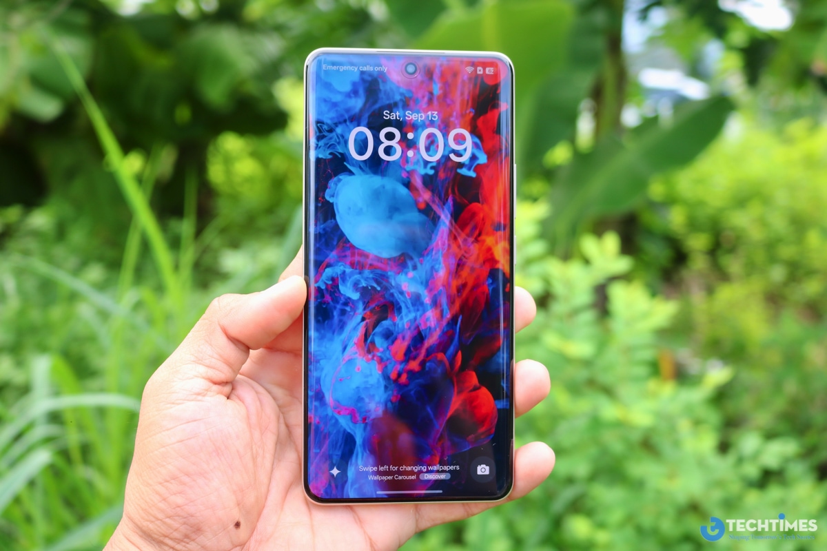 Đánh giá chi tiết Realme 15 Pro 5G: Bước tiến vượt bậc trong phân khúc tầm trung năm 2025 TechTimes Vietnam Thiết kế màn hình cong HyperGlow 4D Curve+ với viền bezel siêu mỏng (chiếm tỷ lệ màn hình lên đến 94%) không chỉ mang lại trải nghiệm hình ảnh đắm chìm mà còn tạo cảm giác cao cấp, tương tự các mẫu như Samsung Galaxy S series.