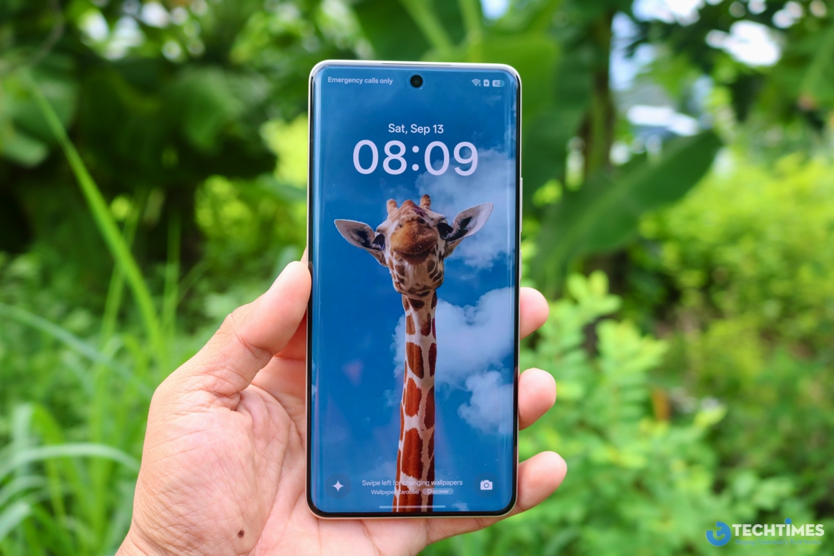 Đánh giá chi tiết Realme 15 Pro 5G: Bước tiến vượt bậc trong phân khúc tầm trung năm 2025 TechTimes Vietnam Màn hình hiển thị đẹp xuất sắc dù ở ngoài trời nắng.