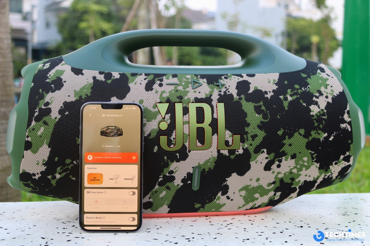 JBL công bố thời lượng pin 28 giờ, có thể nâng lên tối đa 34 giờ khi bật chế độ Playtime Boost. Đây là con số ấn tượng, đủ dùng cả ngày dài hoặc nhiều buổi tụ tập liên tục. Sạc đầy chỉ mất khoảng 3 giờ, và người dùng có thể dùng loa làm pin dự phòng (power bank) để sạc điện thoại qua cổng USB-C.