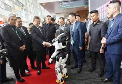 Robot tri tue toan dien AgiBot X2 vui ve quottao TechTimes Vietnam Robot trí tuệ toàn diện AgiBot X2 vui vẻ "tạo hình trái tim" với Thủ hiến bang Sarawak, dành sự chú ý đặc biệt tại Malaysia
