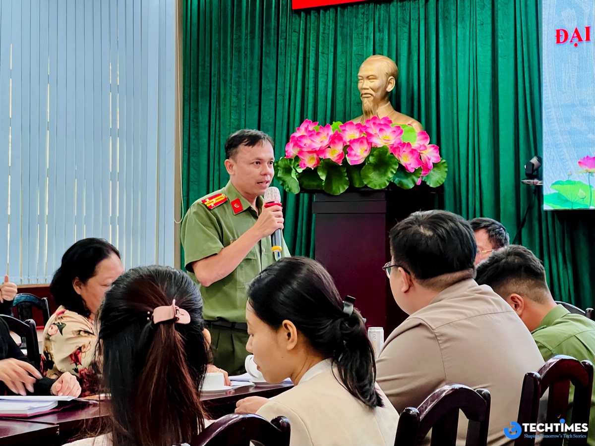 Thượng tá Nguyễn Văn Dũng, Phó trưởng phòng An ninh mạng và phòng chống tội phạm sử dụng công nghệ cao Công an TP.HCM phát biểu tại hội nghị.
