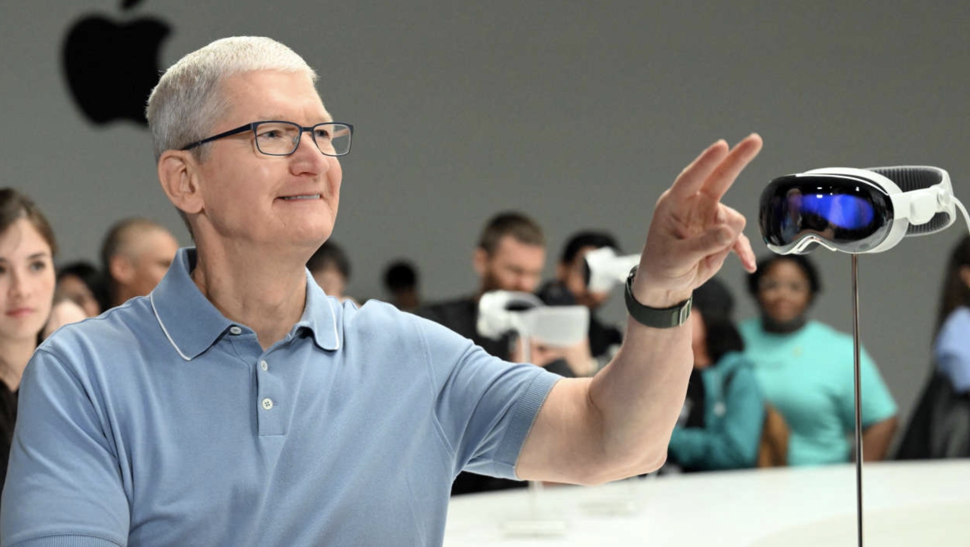 Apple tạm dừng kế hoạch cải tiến Vision Pro để tập trung phát triển kính thông minh AI