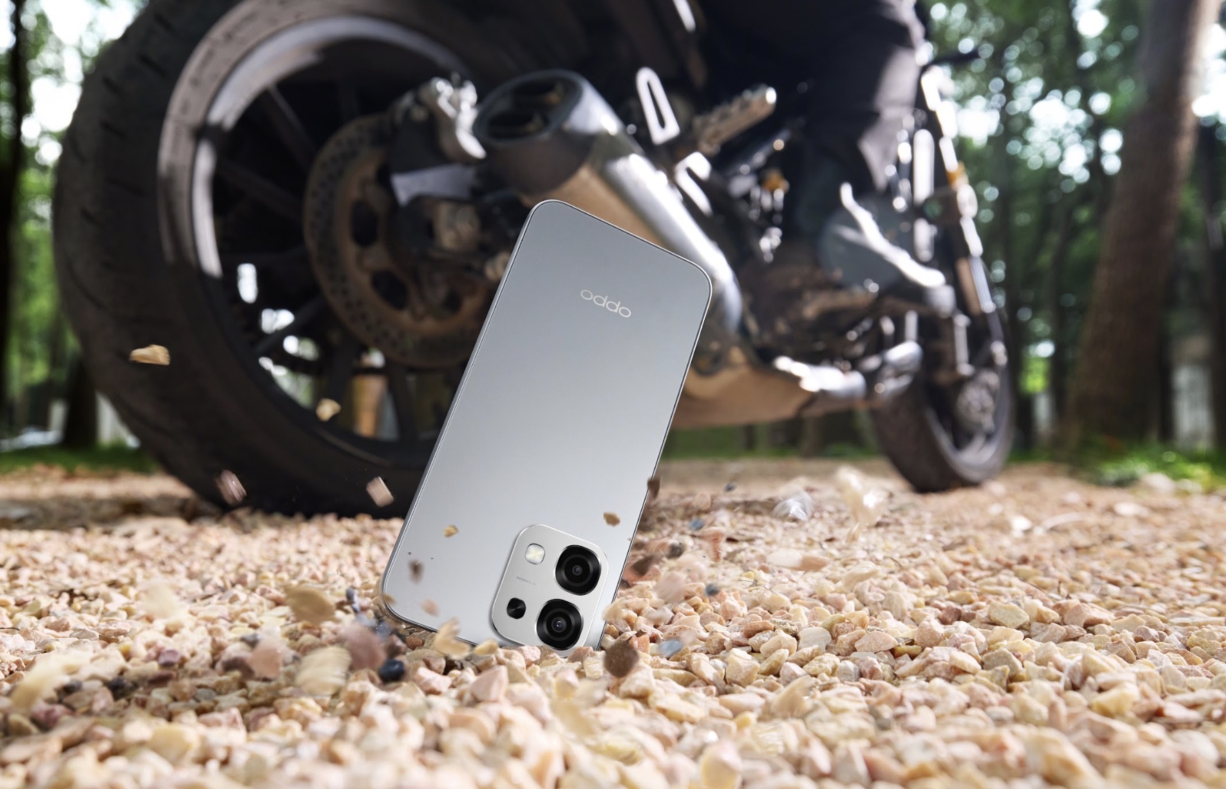 Lối sống năng động của sinh viên và học sinh thường gặp rủi ro như chạy xe dưới mưa, làm rơi máy trong balo, hoặc ngấm nước khi rửa tay. Cả A6 Pro và A6 Pro 5G đều được trang bị chuẩn chống nước bụi IP69/IP68/IP66 – cấp độ bảo vệ cao nhất, cho phép ngâm nước sâu 1.5m trong 30 phút, chịu áp lực nước cao và chống bụi hoàn toàn, vượt xa IP67 của đối thủ. Chứng nhận quân sự MIL-STD-810H và SGS đảm bảo máy chịu được rơi từ 1.5m, chống sốc, rung và nhiệt độ từ -40°C đến 75°C – lý tưởng cho dã ngoại hoặc học ngoài trời.