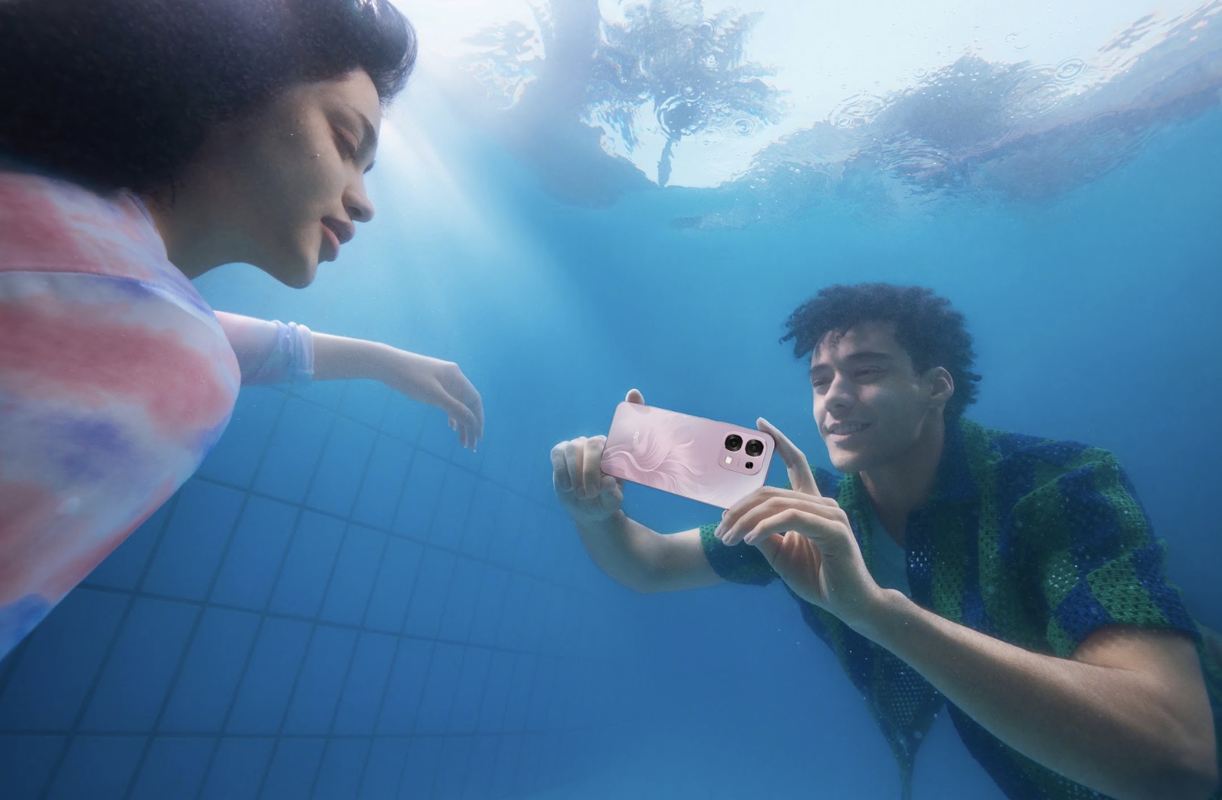 Về phía camera trước, cả hai máy đều trang bị cảm biến 16MP (f/2.4), được hỗ trợ bởi AI Portrait Retouching, giúp cải thiện chất lượng video call, selfie nhóm và ảnh selfie cá nhân với tông màu hài hòa, ít nhiễu, đường nét tự nhiên. Ngoài ra, máy còn tích hợp chế độ quay dưới nước (Underwater Mode) — cho phép ghi hình trong môi trường có độ ẩm hoặc ngập mà không lo hư hại — cùng loạt tính năng hỗ trợ sáng tạo như Portrait Mode, Time-Lapse và thuật toán AI tối ưu hóa cảnh thiếu sáng, giúp người dùng dễ dàng tạo ra nội dung độc đáo mà không cần thiết bị chuyên dụng.