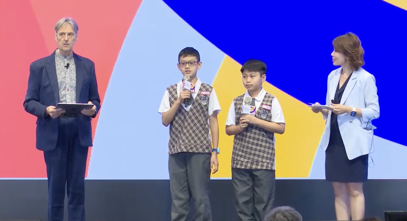 Một điểm nhấn cảm xúc của phiên khai mạc là phần phát biểu của học sinh tiểu học và THPT về “trách nhiệm thế hệ” và “hạt giống tuần hoàn”. Những câu nói như “chúng tôi là hạt giống cho tương lai xanh” không chỉ truyền cảm hứng mà còn nhấn mạnh vai trò giáo dục trong việc xây dựng nhận thức về kinh tế tuần hoàn. Các ghi chú từ học sinh được sử dụng làm chủ đề trò chuyện trong giờ nghỉ trà, tạo không gian đối thoại gần gũi giữa các thế hệ.