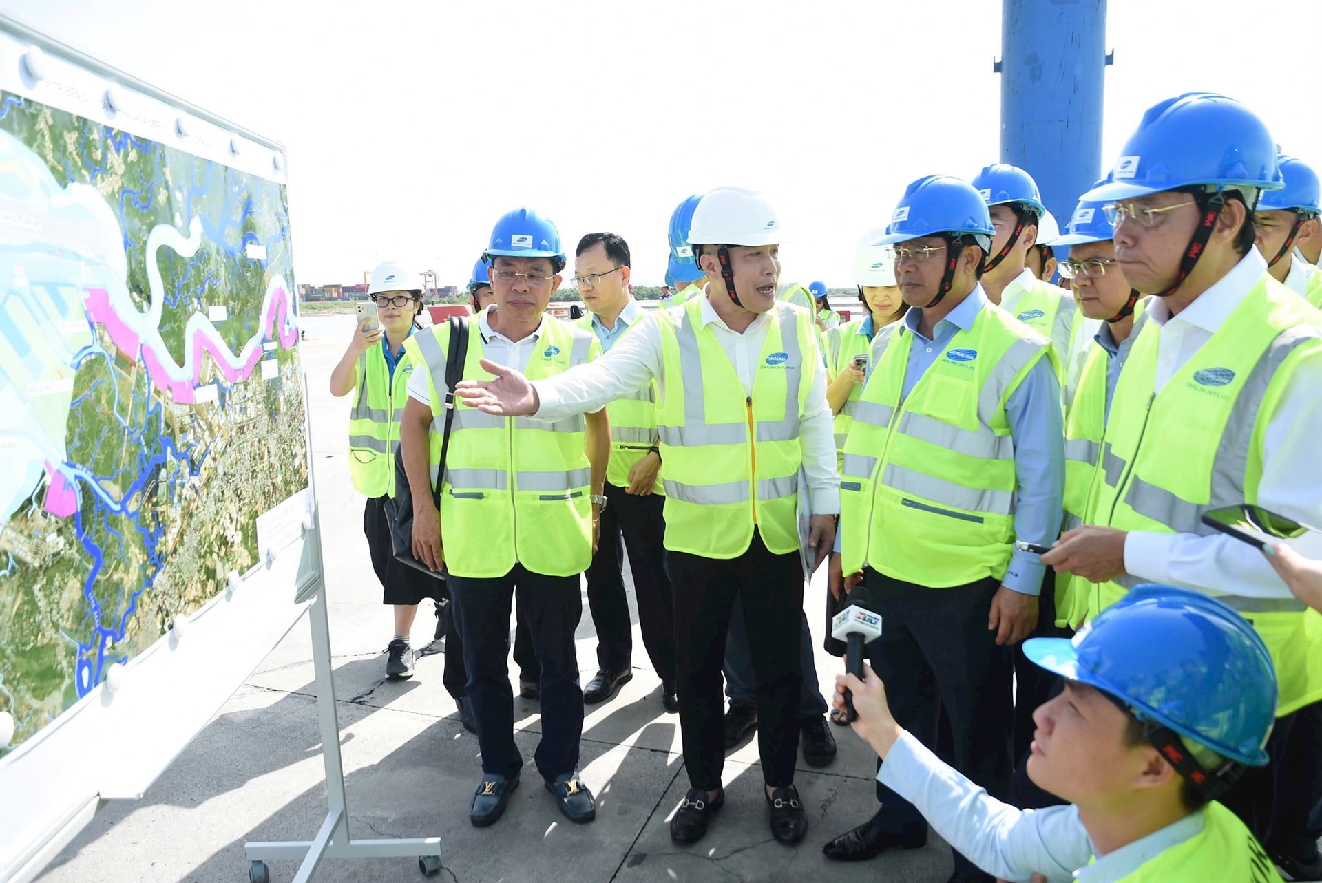 Chủ tịch UBND TP.HCM Nguyễn Văn Được cùng đoàn công tác đã đi khảo sát khu cụm cảng Cái Mép - Cần Giờ ngày 20/9/2025.